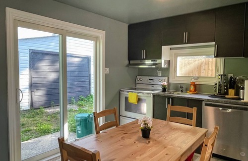 Midland Cottage | Cheerful 2-bedroom Cottage in Georgian Bay