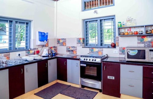 Perinad Cottage | cheerful 2-bedroom cottage overlooking the lake