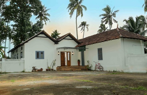 Perinad Cottage | cheerful 2-bedroom cottage overlooking the lake