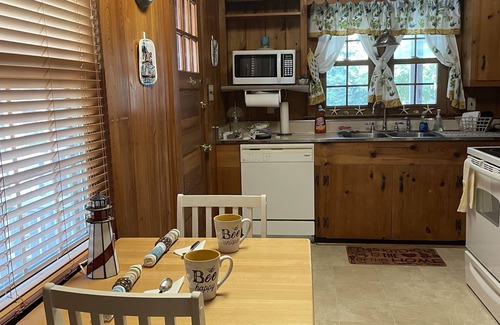 Edenton Cottage | Cheerful 2 Bedroom Cottage on the Inner Banks