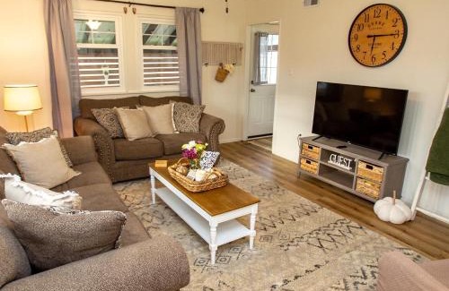 Decatur House | Cheerful 2 Bedroom Cottage on 5th