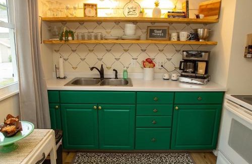 Decatur House | Cheerful 2 Bedroom Cottage on 5th