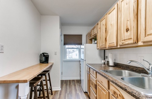 Des Moines House | Cheerful 2 Bedroom Home only a mile to Fairgrounds