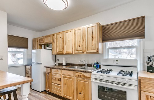 Des Moines House | Cheerful 2 Bedroom Home only a mile to Fairgrounds