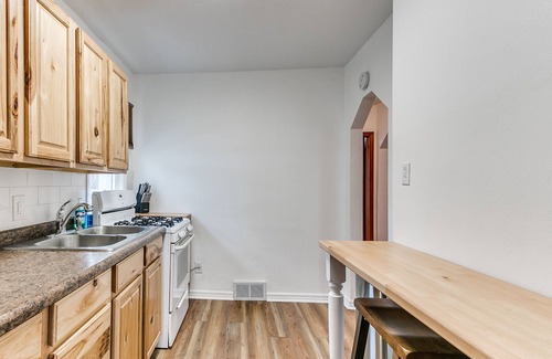 Des Moines House | Cheerful 2 Bedroom Home only a mile to Fairgrounds
