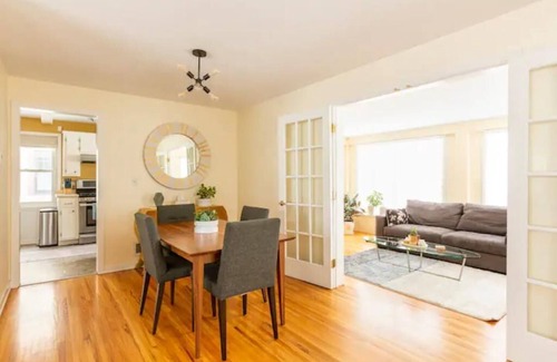 Macalester - Groveland House | Cheerful 2- bedroom home in the heart of Saint Paul nMac-Groveland/Highland Park