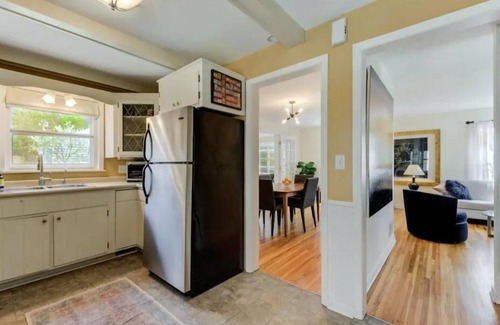 Macalester - Groveland House | Cheerful 2- bedroom home in the heart of Saint Paul nMac-Groveland/Highland Park