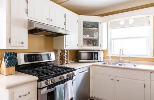 Macalester - Groveland House | Cheerful 2- bedroom home in the heart of Saint Paul nMac-Groveland/Highland Park