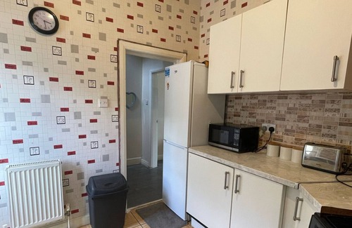 Bradford House | Cheerful 2 bedroom house in this popular area of bradford BD2