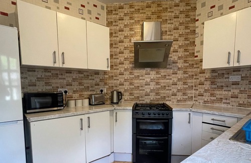 Bradford House | Cheerful 2 bedroom house in this popular area of bradford BD2