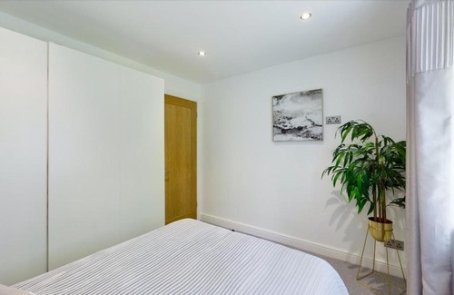 Hazlerigg Apartment | Cheerful 2 - bedroom home with free parking.
