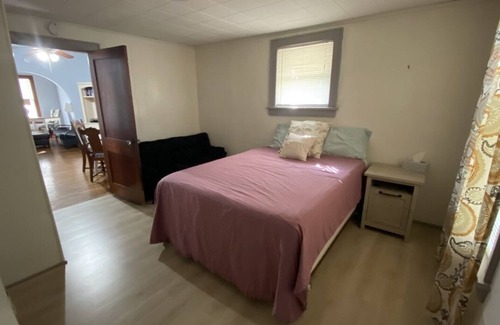Atchison House | Cheerful 2 Bedroom Home with Parking and WiFi