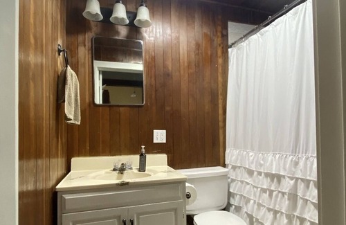 Atchison House | Cheerful 2 Bedroom Home with Parking and WiFi