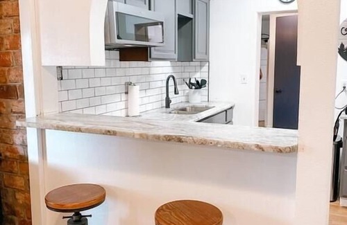 Lewiston House | Cheerful 2 bedroom home with indoor fireplace.