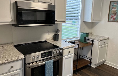 Hattiesburg House | Cheerful 2 bedroom home, minutes from Hattiesburg, USM, & hospitals