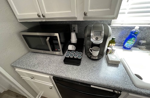 Spring Shadows House | Cheerful 2 bedroom home 20 minutes from downtown