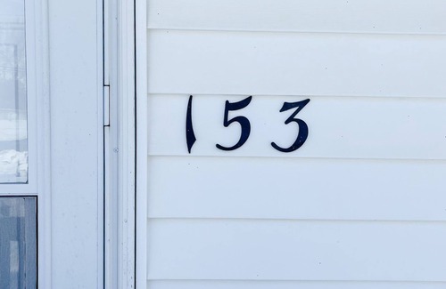 Grass Lake House | Cheerful 2 Bedroom in Downtown Grass Lake | Bikes