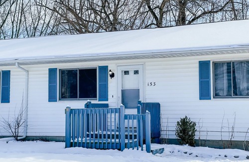 Grass Lake House | Cheerful 2 Bedroom in Downtown Grass Lake | Bikes