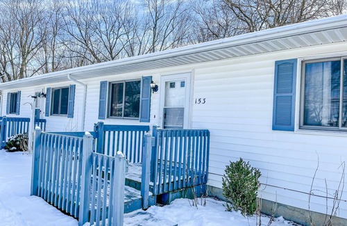 Grass Lake House | Cheerful 2 Bedroom in Downtown Grass Lake | Bikes