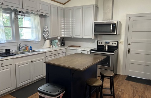 Shiner House | Cheerful 2 Bedroom in Shiner - Close to Downtown