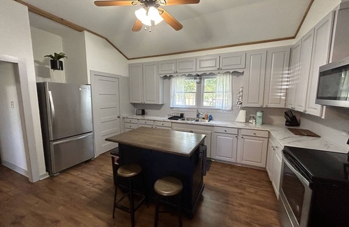 Shiner House | Cheerful 2 Bedroom in Shiner - Close to Downtown