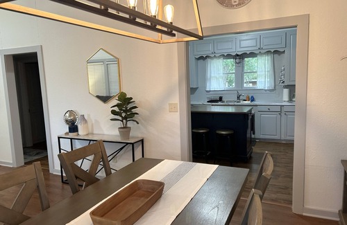 Shiner House | Cheerful 2 Bedroom in Shiner - Close to Downtown
