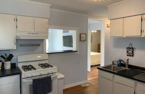 Woodbury County House | Cheerful 2-bedroom Quite Cottage near Hospitals!