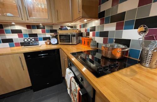Pembroke Dock House | Cheerful 2 Bedroom Townhouse with Cinema Loft
