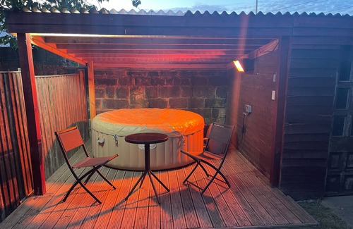 Ilkley House | Cheerful 2-Bedroom Town House with Free Parking, Hot Tub & EV Charger
