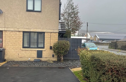 Ilkley House | Cheerful 2-Bedroom Town House with Free Parking, Hot Tub & EV Charger