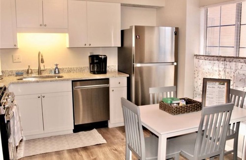 Tucker House | Cheerful 2 bedroom townhouse with indoor Fireplace