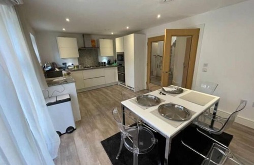 Whittington House | Cheerful 2 bedroom townhouse with free parking.