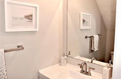 Tucker House | Cheerful 2 bedroom townhouse with indoor fireplace