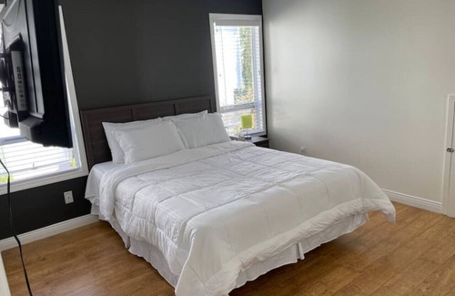 Townline Hill House | Cheerful 2 Bedroom Upper Floor with Fireplace