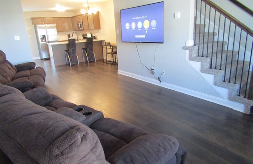 Clarksville House | Cheerful 2-Bedroom Townhouse with Pool