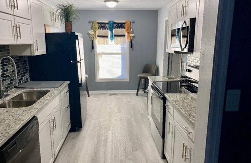 Westover House | Cheerful 2-Bedroom Townhouse 5-7 minutes to Everything
