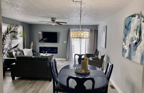 Westover House | Cheerful 2-Bedroom Townhouse 5-7 minutes to Everything