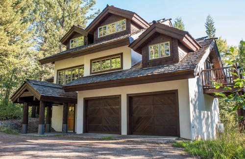 Granite Ridge House | Cheerful 2-bedroom vacation home with hot tub