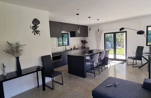 Otatara Villa | Cheerful 2-bedroom villa garden setting near beach