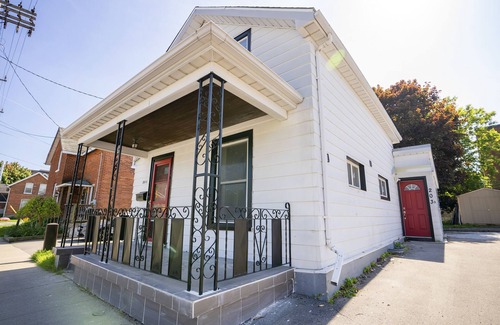 Cobourg House | Cheerful 2-BR Backyard Home, Mins to Beach & Lake