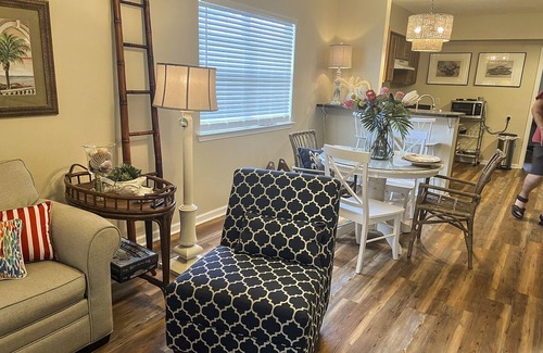 Ocean Springs House | Cheerful 2 BR Bungalow Downtown Ocean Springs
