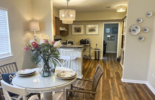 Ocean Springs House | Cheerful 2 BR Bungalow Downtown Ocean Springs