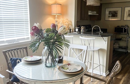 Ocean Springs House | Cheerful 2 BR Bungalow Downtown Ocean Springs