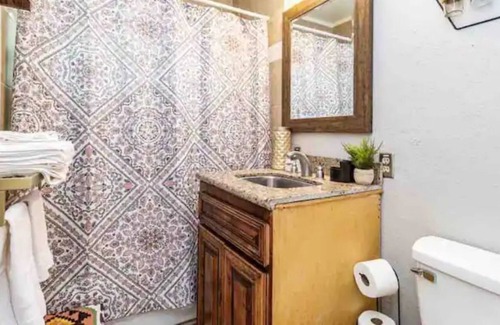 Fresno House | Cheerful 2B/1B Home in Prime Location-Free Parking