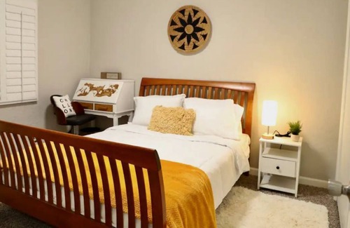 Fresno House | Cheerful 2B/1B Home in Prime Location-Free Parking