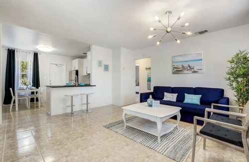 Little Ranches House | Cheerful 2Bd Home, 10 Min to Hollywood Beach