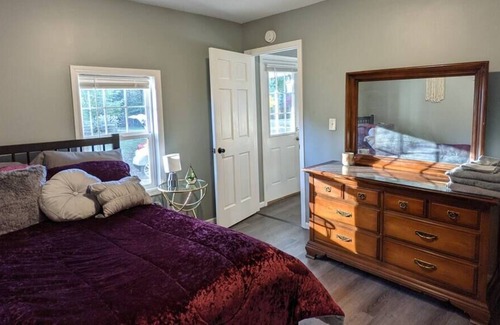 Silvis House | Cheerful 2BR Cottage on a Private Road