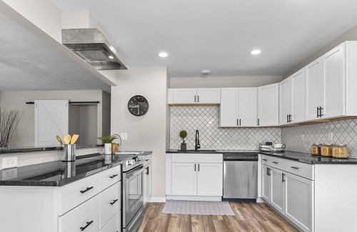 Iowa City House | Cheerful 2BR Home | close to UIHC, shopping & MORE