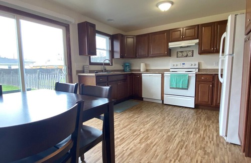 Neenah House | Cheerful 2BR near I41