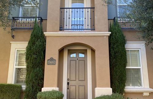 San Diego House | Cheerful 3/2.5 home: spa, private ofc & 2 car gar.